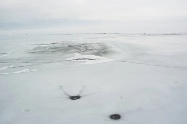 Paisaje Invierno Con Hielo Agrietado Lago Congelado Una Mañana Brumosa —  Fotos de Stock