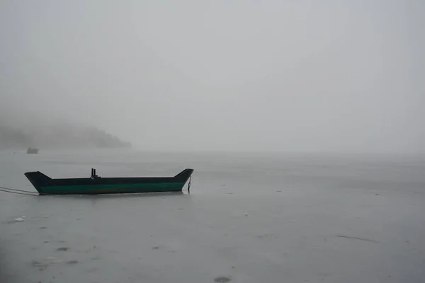 Paysage Avec Bateau Bois Dans Lac Gelé Une Journée Brumeuse — Photo