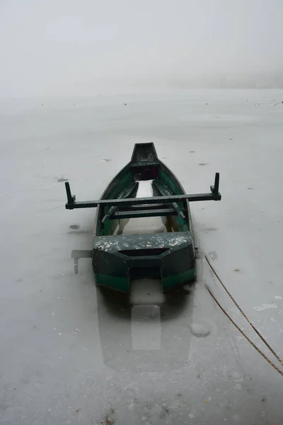 Día Niebla Invernal Lago Congelado Barco Madera Atrapado Aguas Heladas —  Fotos de Stock