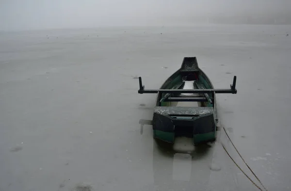 Día Niebla Invernal Lago Congelado Barco Madera Atrapado Aguas Heladas —  Fotos de Stock