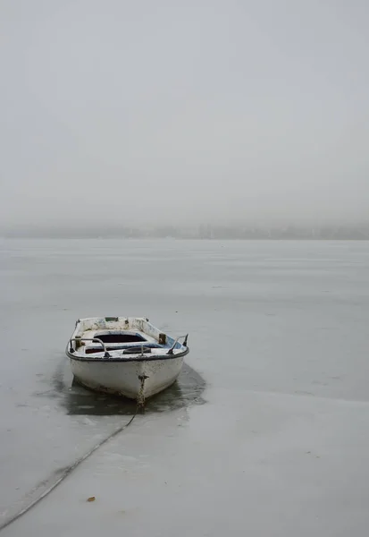 Barco Viejo Lago Congelado Orestiada Kastoria Grecia —  Fotos de Stock