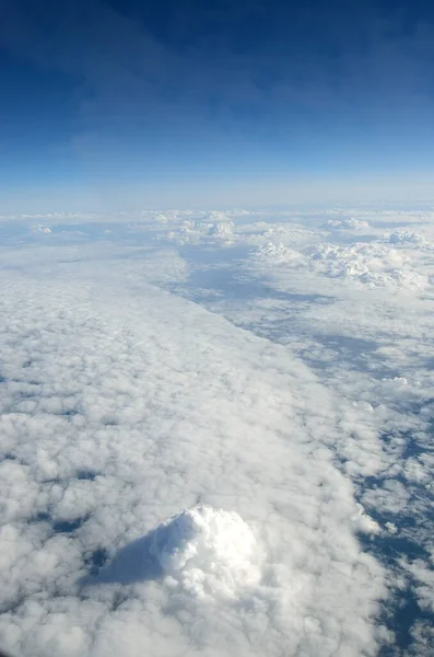 Över Moln Sett Från Ett Flygplansfönster — Stockfoto