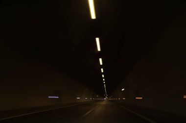Bir otoban tünelinde araba sürüyorum.