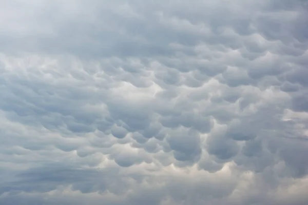 Gri Mammatus Bulutları Gökyüzünü Kaplıyor — Stok fotoğraf