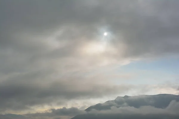 Cenário Com Montanha Cercada Por Nuvens Neblina — Fotografia de Stock