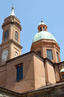 Çan kulesi ve San Bartolomeo Kilisesi.