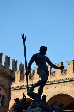 İtalya 'nın Bologna kentindeki Piazza Nettuto' da Neptün 'ün Silueti