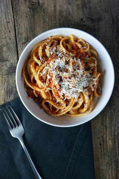 Linguine Tomato Sauce Grated Cheese Wooden Table — Stock Photo, Image