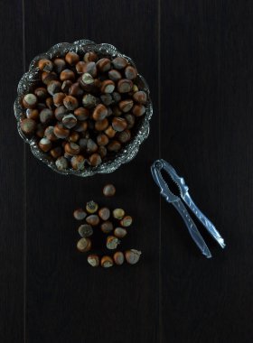 Tahta masada fındık ve fındıkkıran