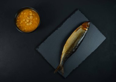 Nohut çorbası ve füme ringa balığı.