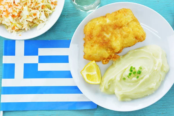 Ελληνική Σημαία Και Γεύμα Παραδοσιακού Ελληνικού Πιάτου Τραγανό Μπακαλιάρο Και — Φωτογραφία Αρχείου