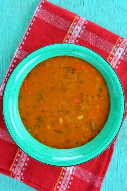 Kırmızı havluyla geleneksel Yunan fasulye çorbası