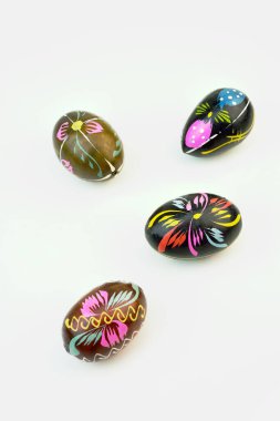 Beyaz arka planda tahta Paskalya yumurtaları