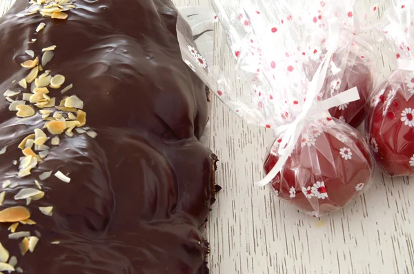 Húsvéti Görög Kenyér Tsoureki Csokoládéval Három Celofánba Csomagolt Vörös Tojással Jogdíjmentes Stock Képek