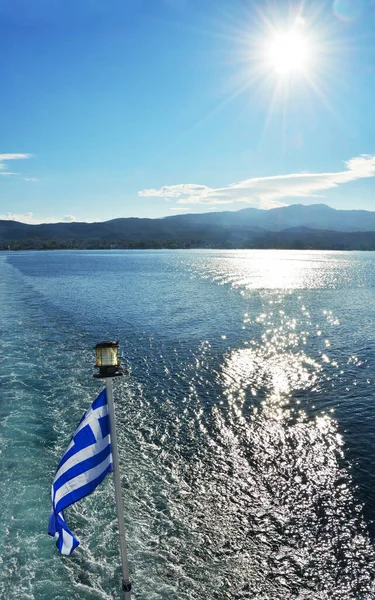 Vista Los Barcos Cubierta Una Bandera Griega Mar Sol —  Fotos de Stock
