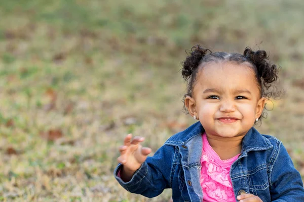 Glad liten leende flicka — Stockfoto