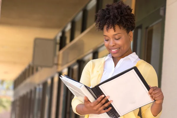 Femme d'affaires afro-américaine — Photo