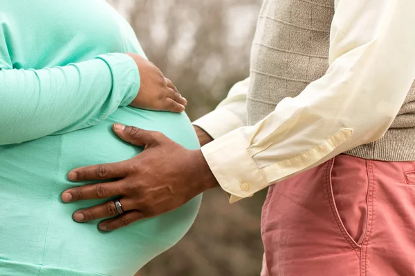 Africké americké těhotná pár — Stock fotografie
