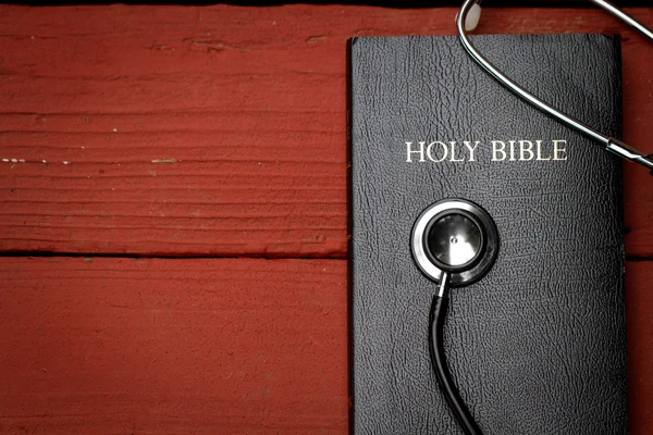 Livro bíblico e estetoscópio de medicina — Fotografia de Stock