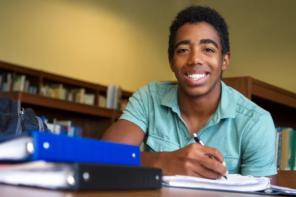 Adolescent étudiant à la bibliothèque — Photo