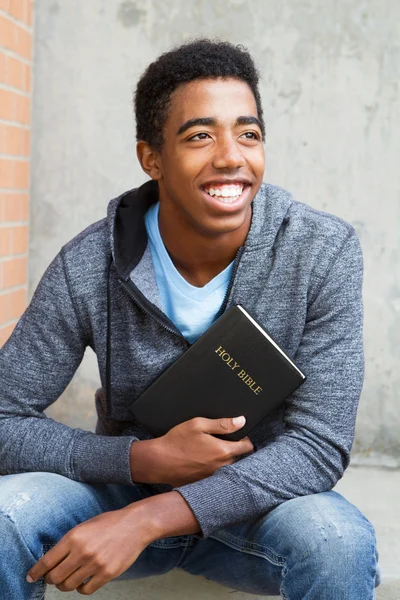 Teenager in der Hand einer Bibel — Stockfoto