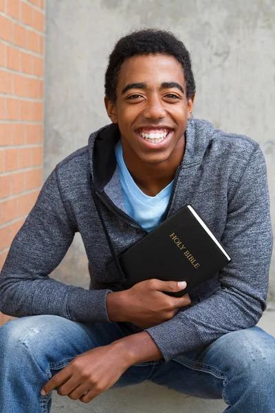 Adolescente segurando a Bíblia — Fotografia de Stock