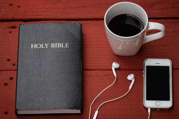 Biblia con auriculares y café Fotos de stock libres de derechos