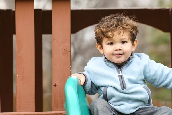 Маленький мальчик в парке — стоковое фото