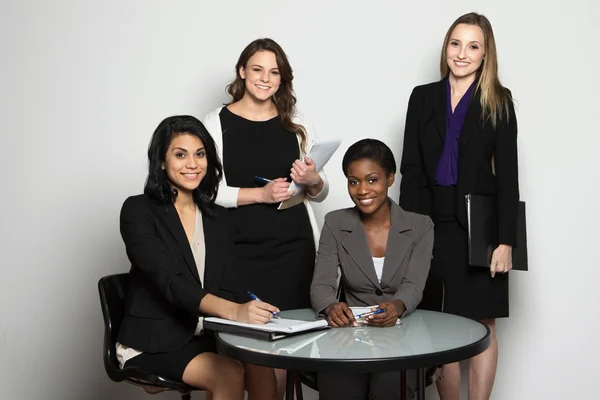 Diverse Gruppe von Geschäftsfrauen — Stockfoto