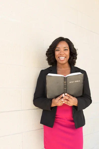 Femme afro-américaine tenant une Bible — Photo