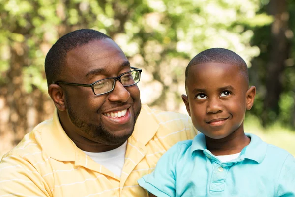 Афроамериканський батько і син — стокове фото