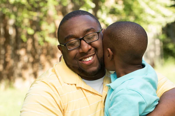 Afrikaanse Amerikaanse vader en zoon — Stockfoto