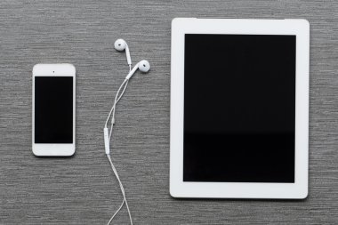 Dijital tablet, hareket eden telefon ve kulaklık