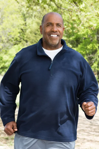 Volwassen Afrikaanse Amerikaanse man joggen — Stockfoto