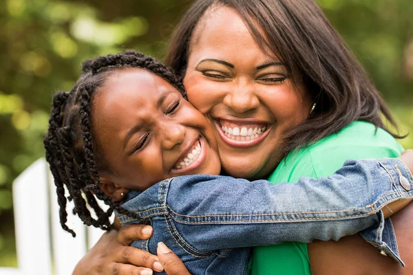 Madre e hija afroamericana Imágenes de stock libres de derechos