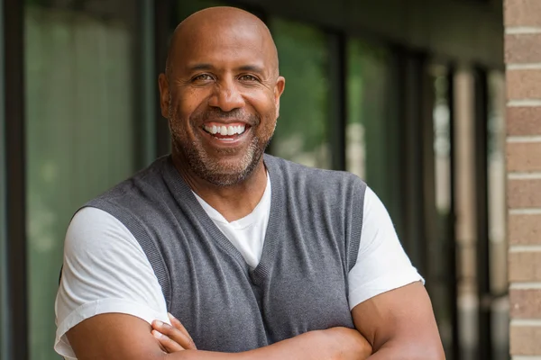 Hombre de negocios casual sonriendo . — Foto de Stock