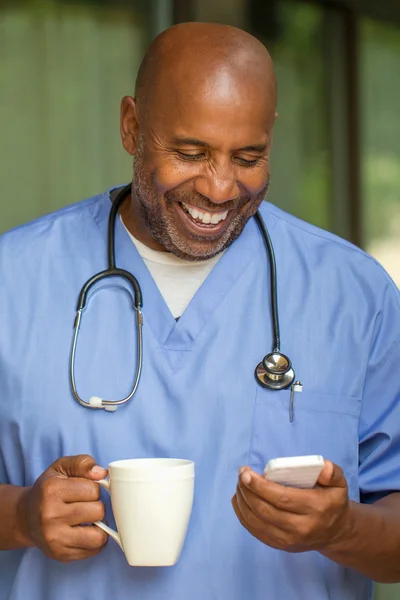 Arzt im Gespräch mit seinem Patienten. — Stockfoto