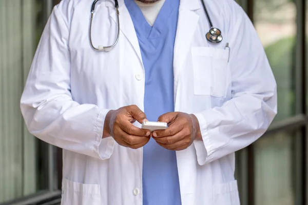 Dokter in gesprek met zijn patiënt. — Stockfoto