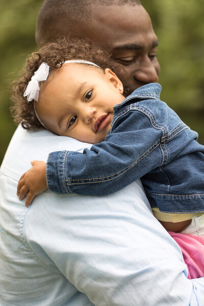 маленькая девочка обнимает своего отца
.
