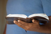 Afrikanischer Amerikaner liest die Bibel.