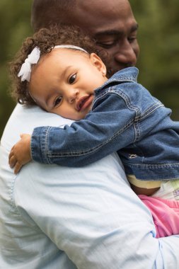 küçük kız babası sarılma.