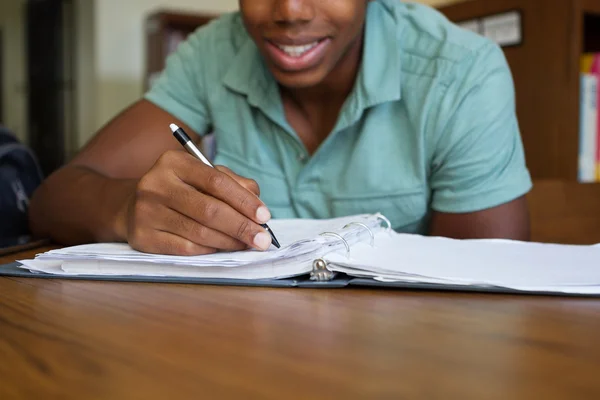 Teenager lernt und macht seine Hausaufgaben. — Stockfoto