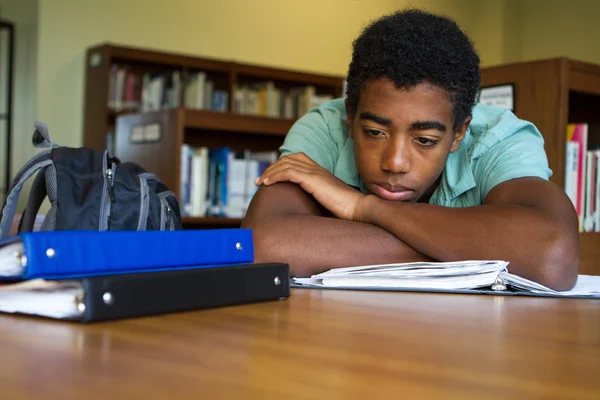 Estudiante abrumado con la tarea — Foto de Stock