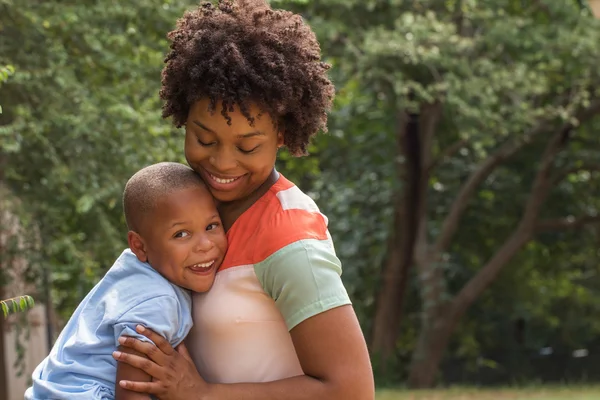 Liefhebbende moeder tijd doorbrengen met haar zoon — Stockfoto