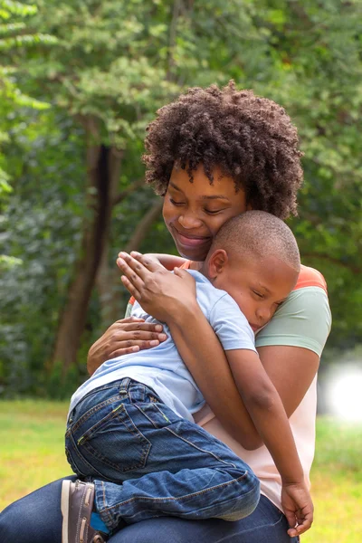 Madre cariñosa pasando tiempo con su hijo —  Fotos de Stock