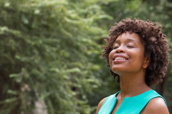 Güzel Afrikalı Amerikalı kadın gülümsüyor. — Stok fotoğraf
