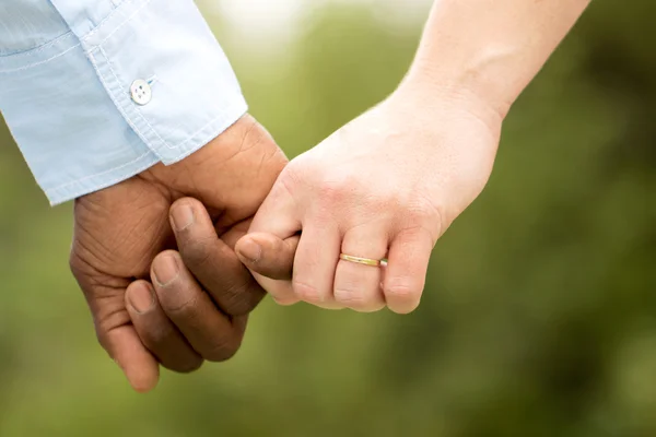 Pareja amorosa tomados de la mano —  Fotos de Stock