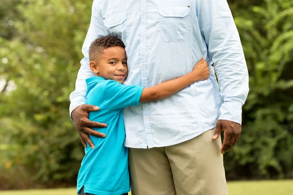 Ragazzino che abbraccia suo padre . — Foto Stock