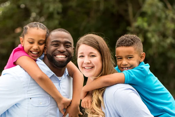 Bela família diversificada — Fotografia de Stock
