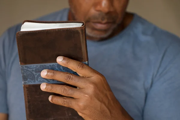 African American man läsa Bibeln. — Stockfoto